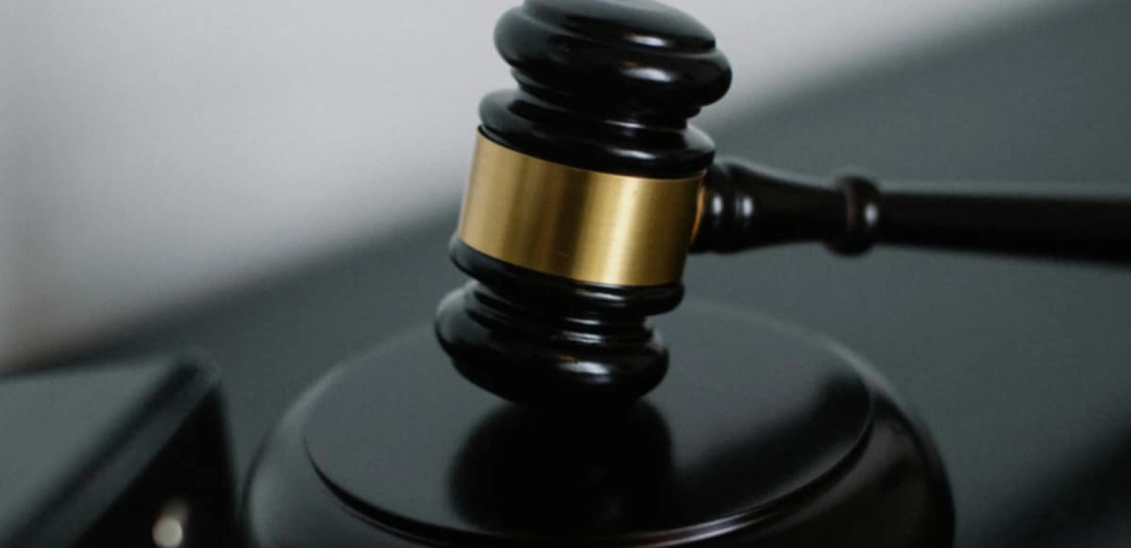 Καταδίκη 4 ετών για γνωστό ηθοποιό – Ένοχος για βιασμό και δύο απόπειρες