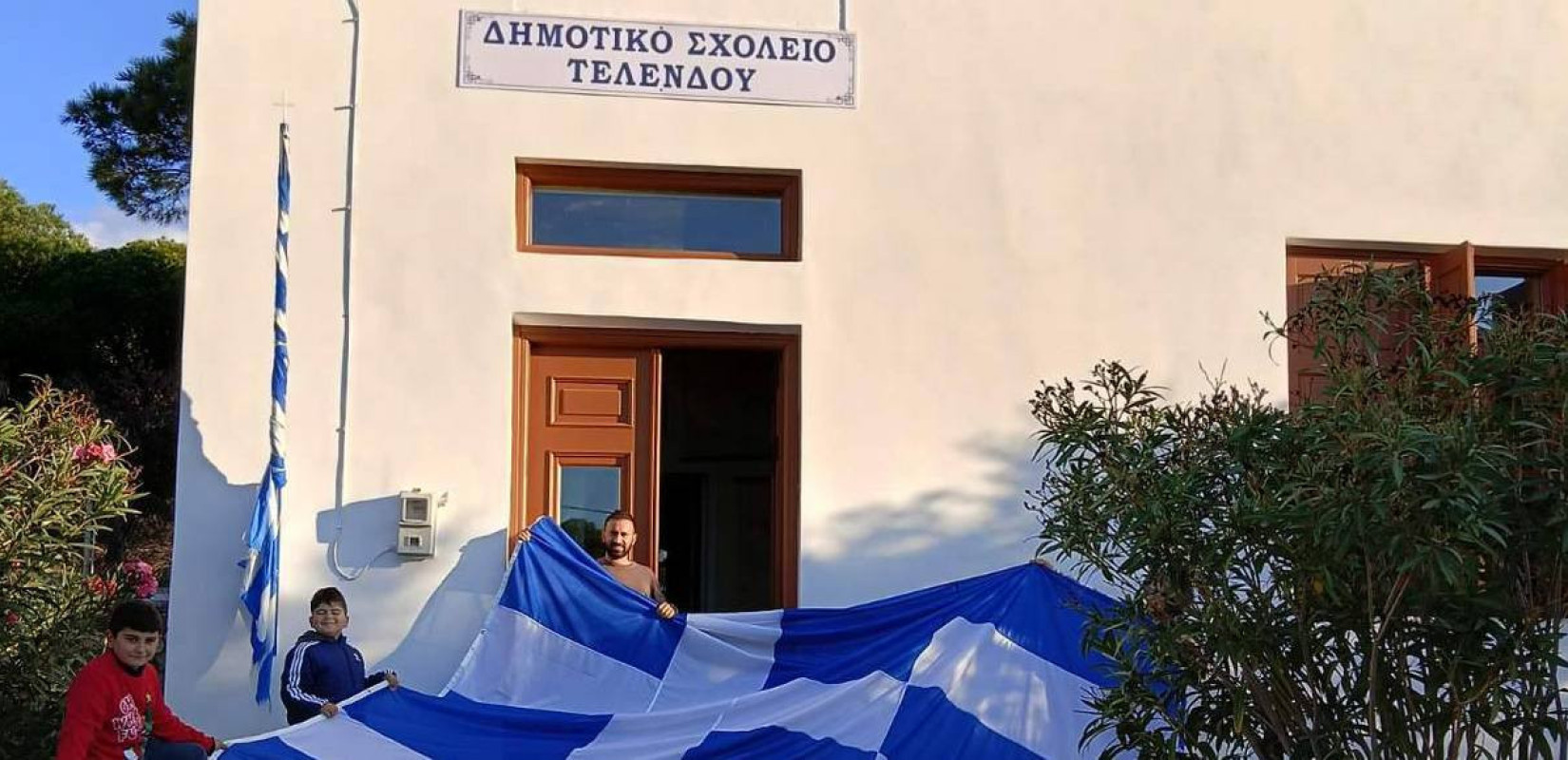 Ο ΣΦ ΠΑΟΚ στηρίζει την ακριτική Τέλενδο: Δώρισε στο μοναδικό σχολείο του νησιού μια πελώρια ελληνική σημαία