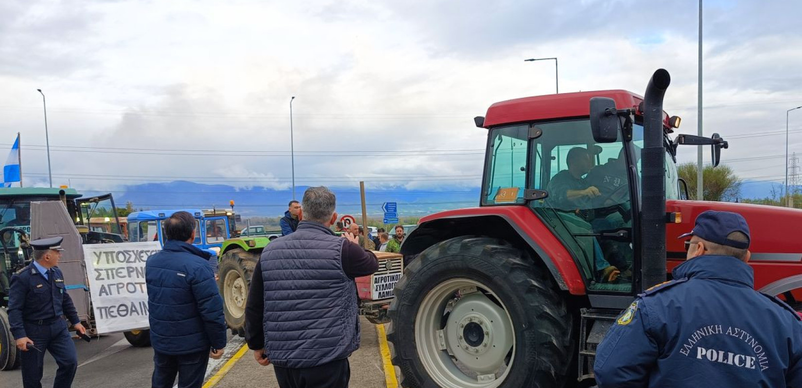 Αγροτικές κινητοποιήσεις σε πλήρη κλιμάκωση: Κλειστοί δρόμοι, νέα μπλόκα και αυξανόμενη πίεση στην κυβέρνηση