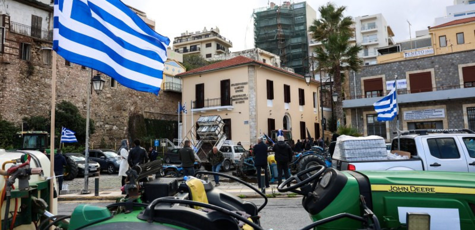 Ηράκλειο: Στο κτήριο της Αποκεντρωμένης Διοίκησης Κρήτης οι αγροτοκτηνοτρόφοι