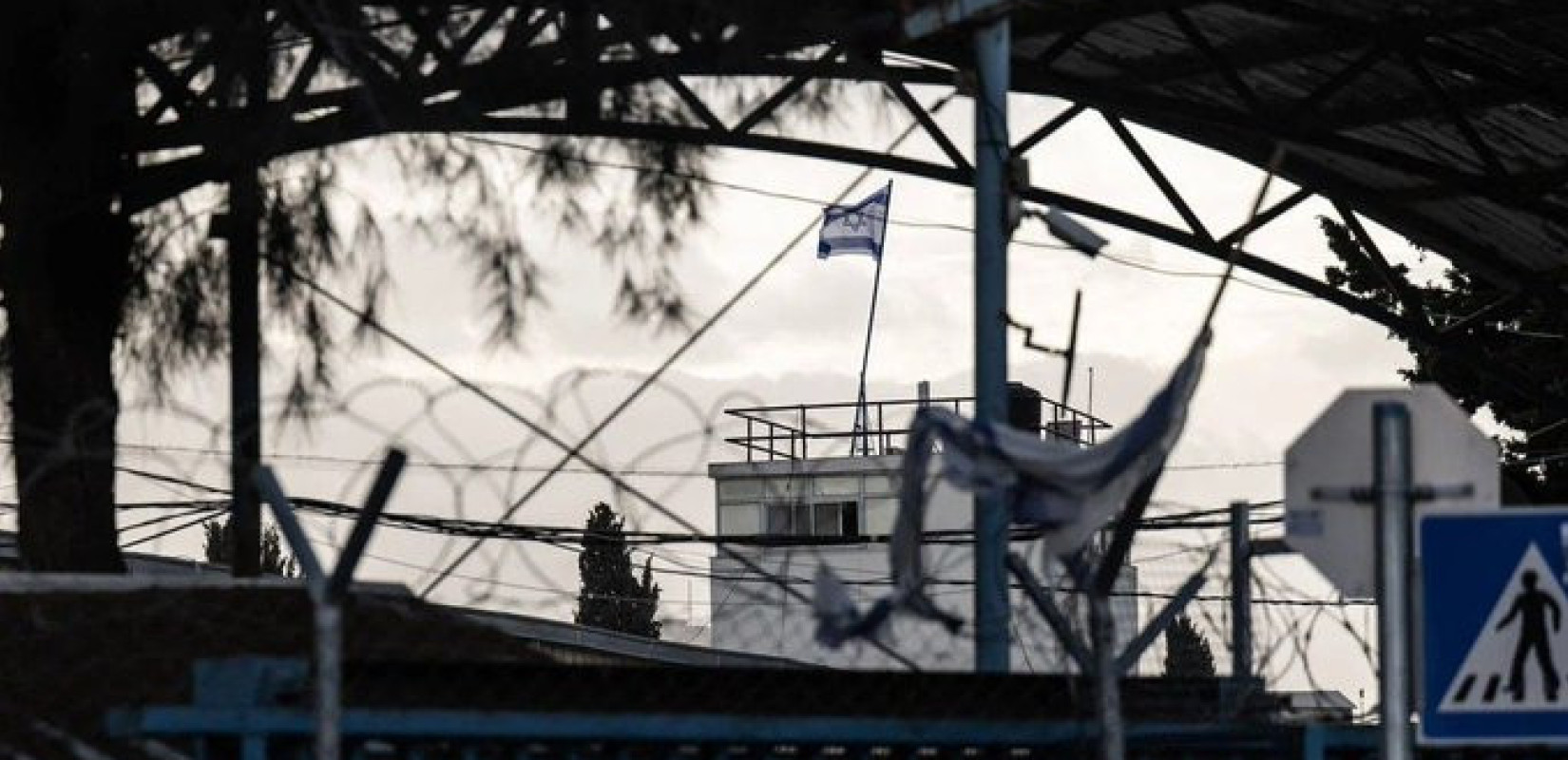 Ιερουσαλήμ: Η ισραηλινή αστυνομία ύψωσε τη σημαία του Ισραήλ στα κεντρικά γραφεία του ΟΗΕ για τους Παλαιστίνιους πρόσφυγες (βίντεο)