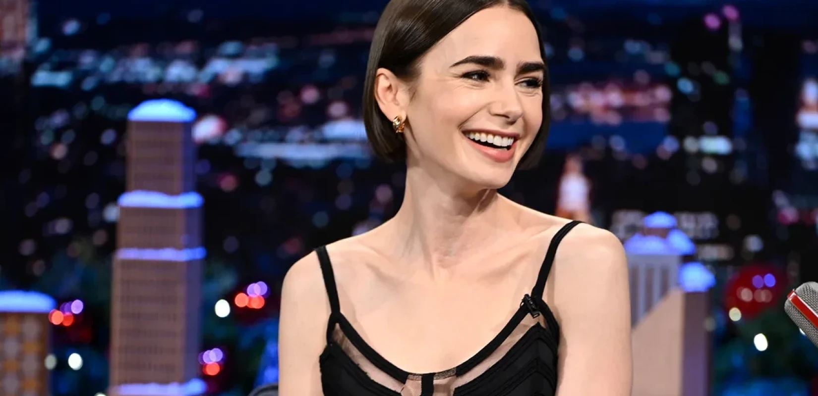 Lily Collins για Κυριάκο Μητσοτάκη: «Κυβερνάς την Ελλάδα και πας να δεις "Emily In Paris";»