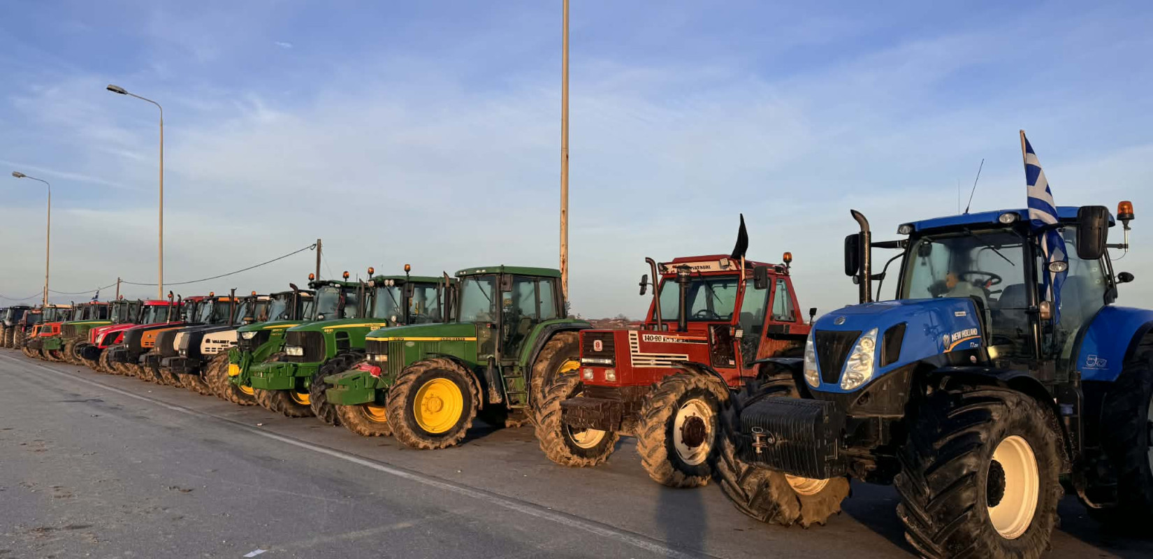 Τρίκαλα: Ανυποχώρητοι οι αγρότες στα μπλόκα της Δυτ. Θεσσαλίας