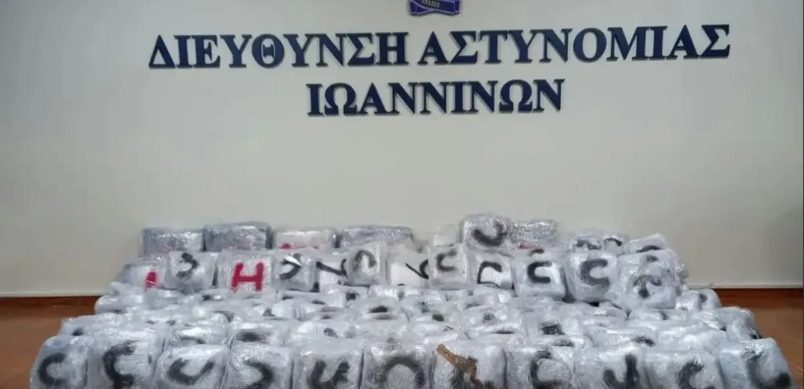 Ιωάννινα - Επεισοδιακή καταδίωξη 23χρονης:  Είχε μέσα στο ΙΧ 215 κιλά κάνναβης και τον 2,5 ετών γιο της, χτύπησε περιπολικά για να διαφύγει (βίντεο)