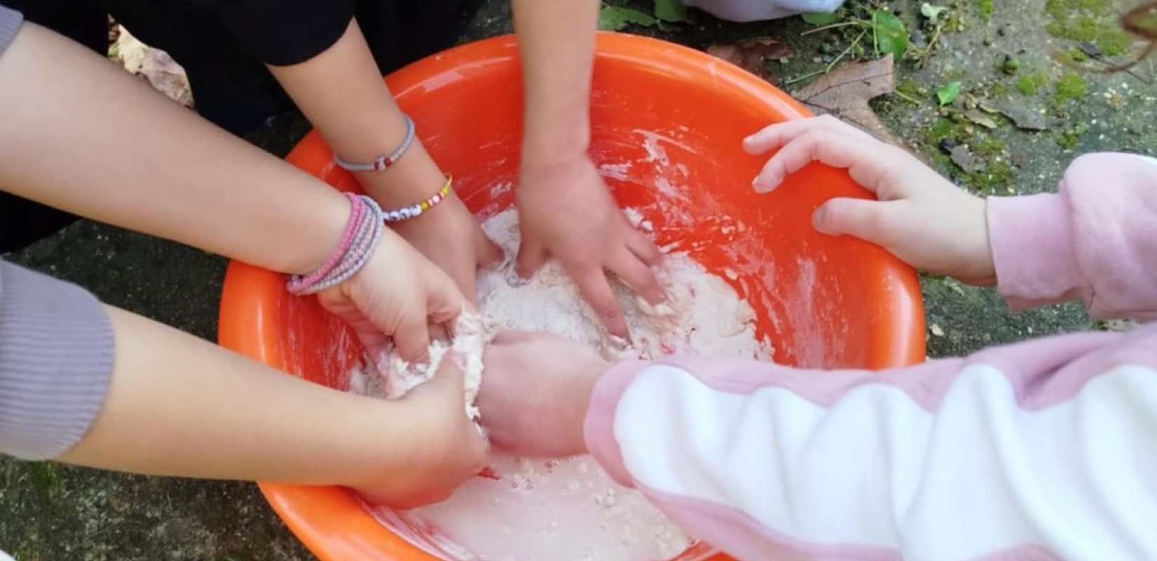 Μαθητές παρακολουθούν τη διαδικασία άλεσης του σιταριού στον αναστηλωμένο νερόμυλο της Παλιάς Καβάλας