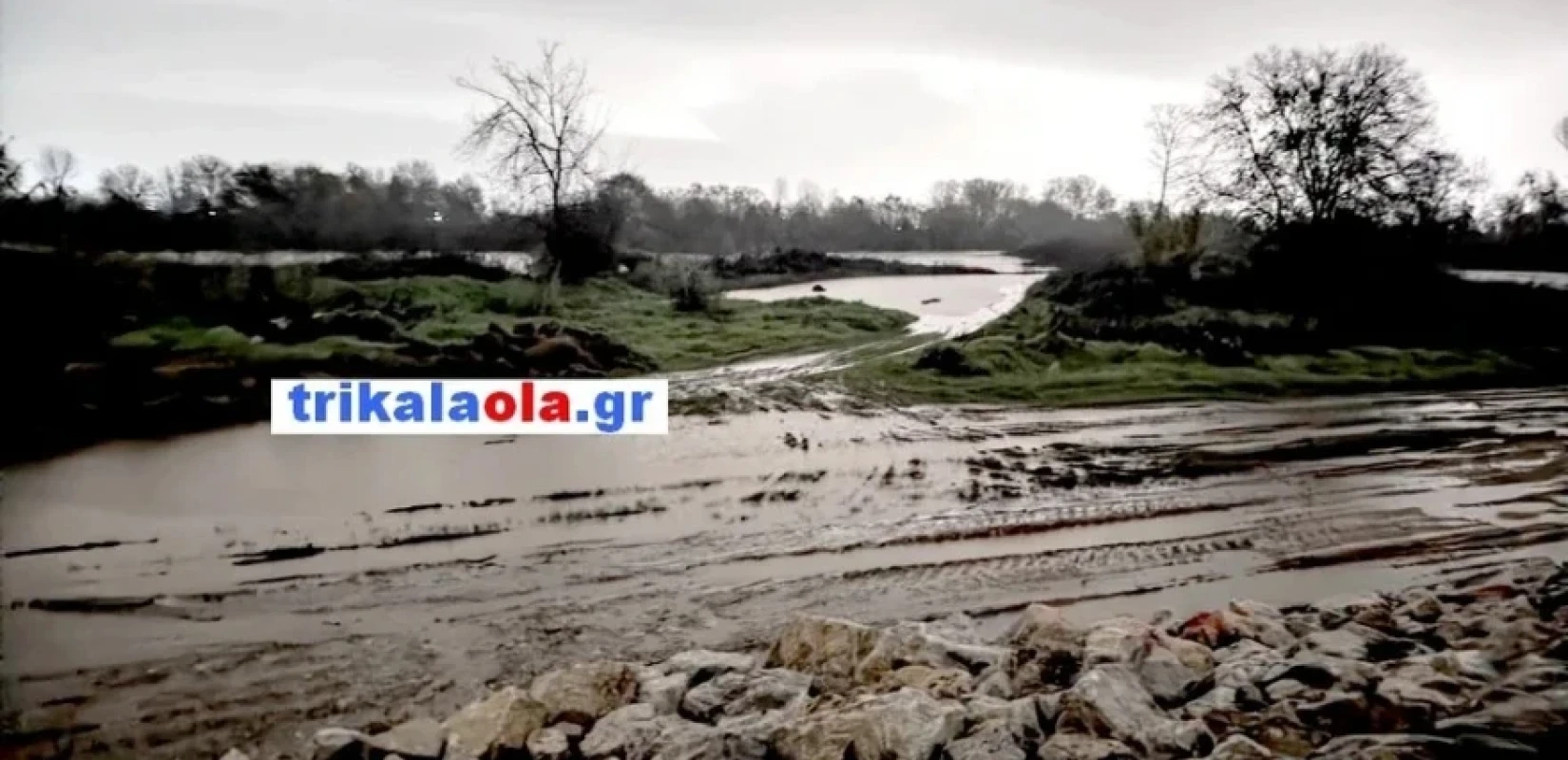 Τρίκαλα: Υπερχείλισε στην ευρεία κοίτη του ο Πηνειός ποταμός - 112 για περιοχές σε Φάρσαλα και Λάρισα