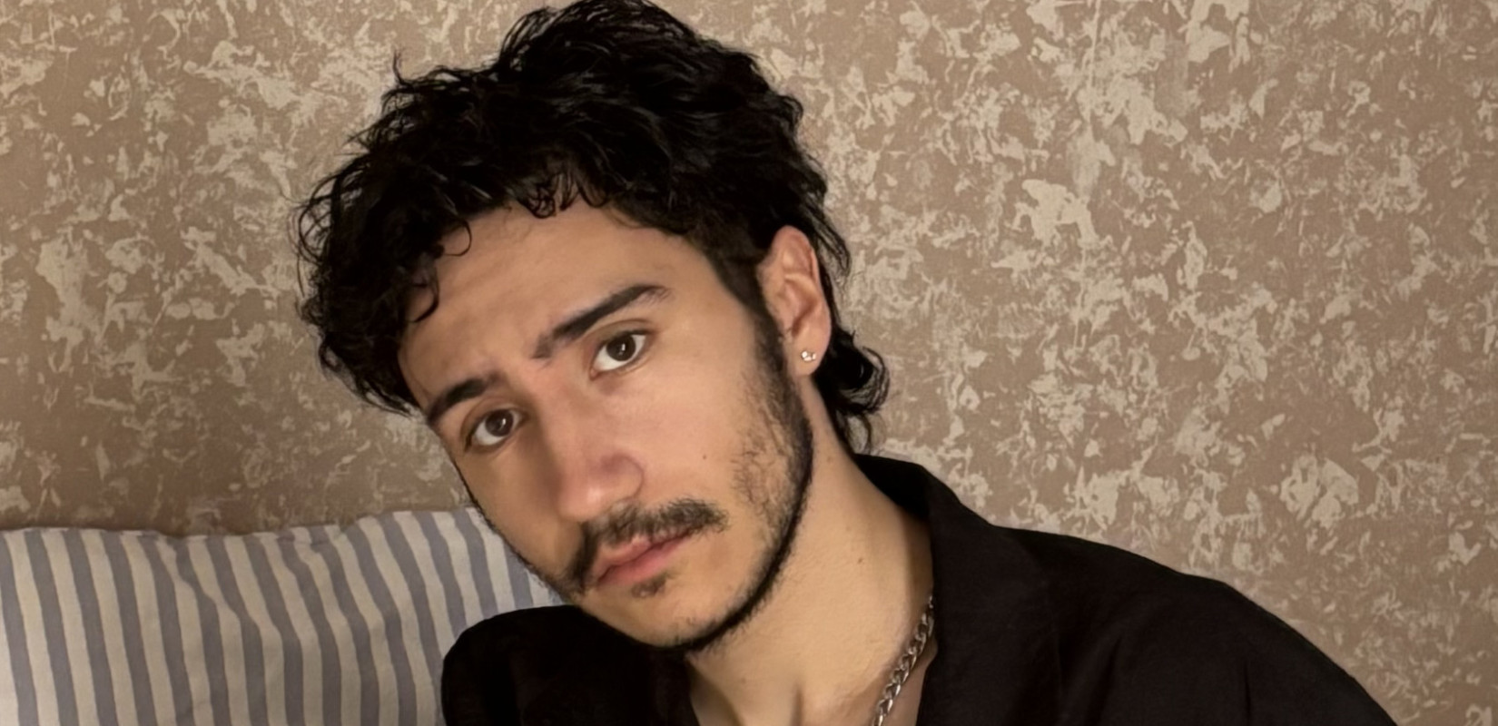 Ο Άρης Κακλέας στη «ΜτΚ»: «Έχουμε καταλήξει να είμαστε ένα πλήθος από μοναξιές»