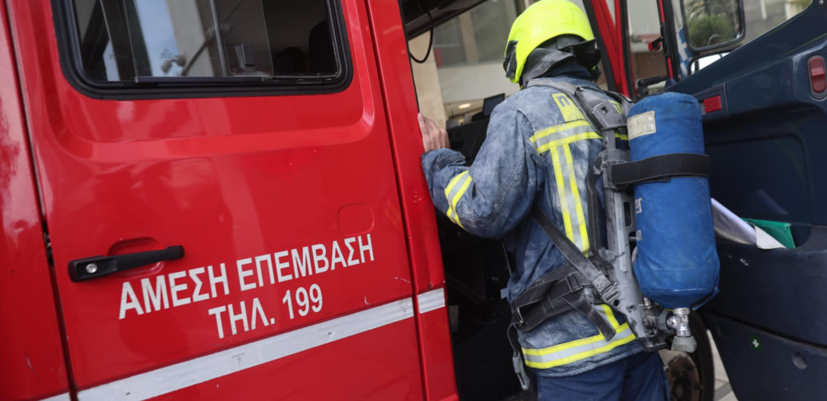 Θεσσαλονίκη: Πυρκαγιά στη Σίνδο - Κατακαίει ξερά χόρτα και απορρίμματα