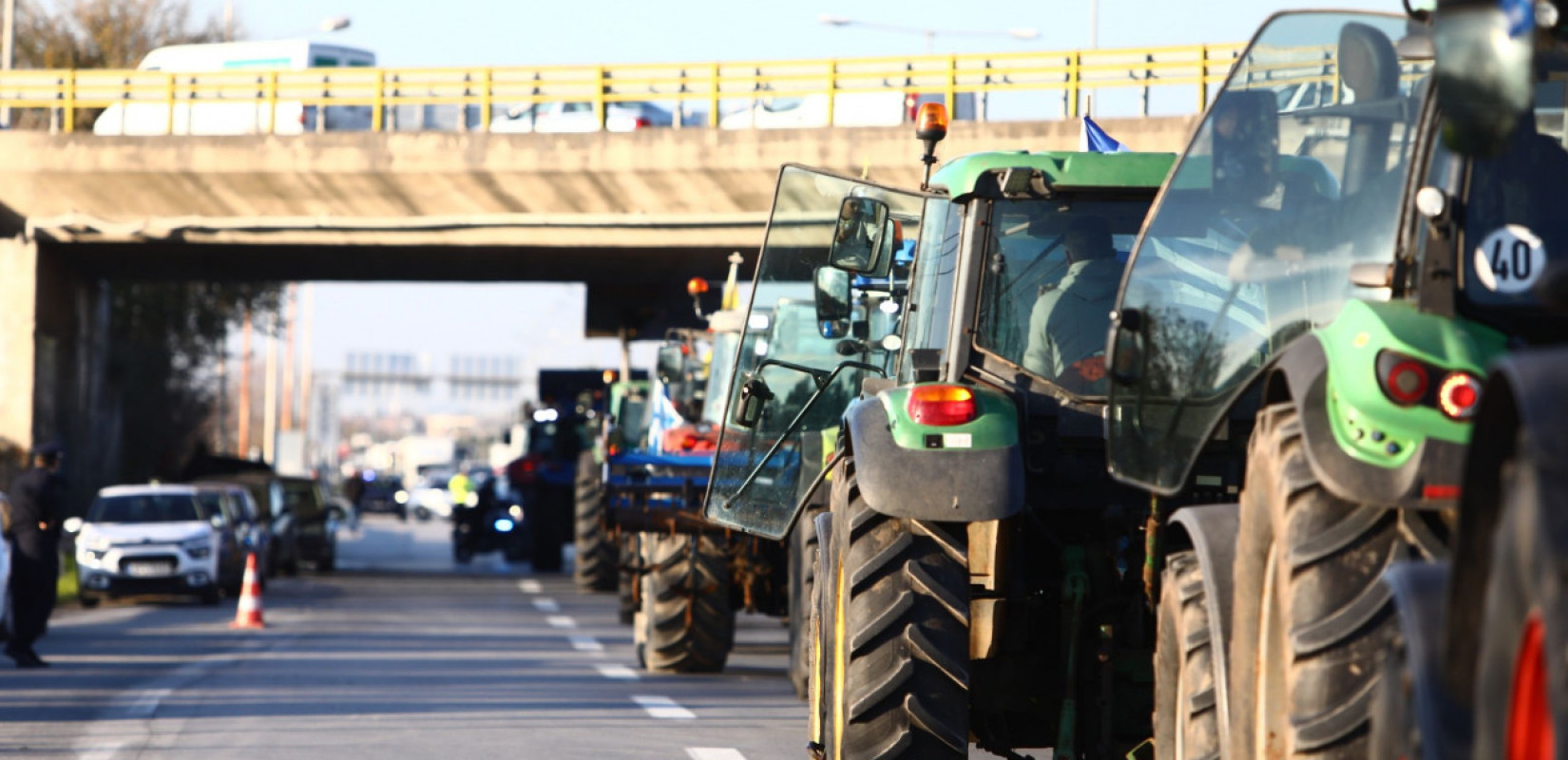 Θεσσαλονίκη: Ένταση στα Πράσινα Φανάρια μεταξύ αγροτών και αστυνομίας - Αναφορές για αγρότη που υπέστη έμφραγμα (βίντεο)