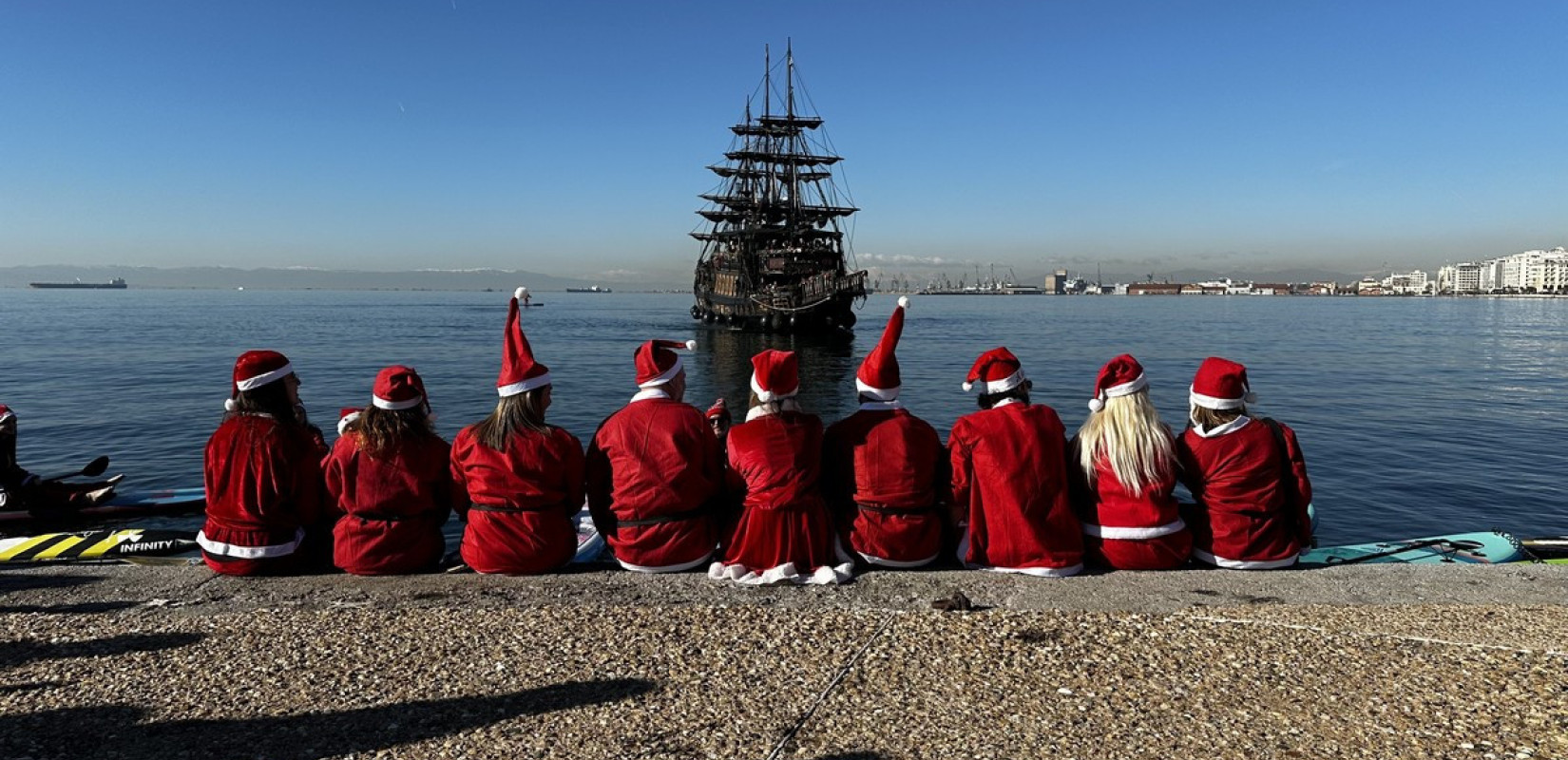 Θεσσαλονίκη: Οι Αγιοβασίληδες ετοιμάζονται να σερφάρουν με sup στη Νέα Παραλία