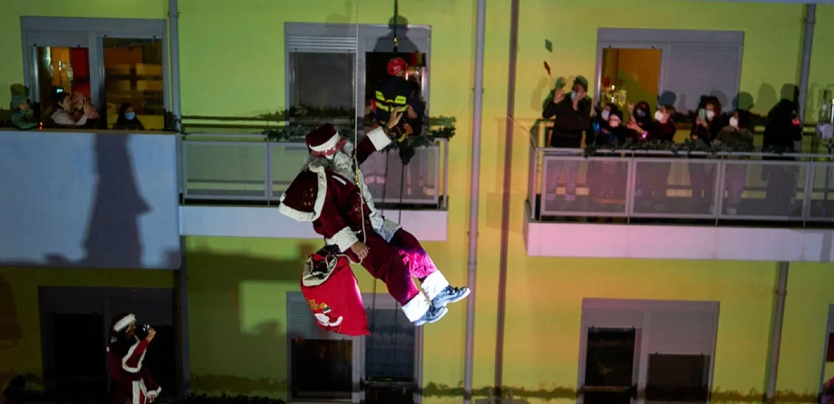 Πυροσβέστες ντυμένοι Άγιοι Βασίληδες μοίρασαν δώρα και έφεραν τα Χριστούγεννα στο νοσοκομείο Παίδων Αγία Σοφία (βίντεο)