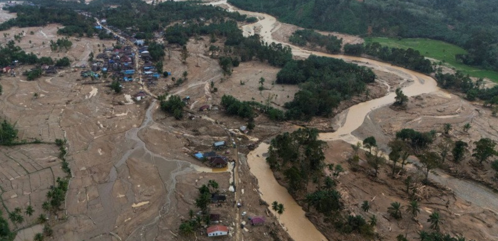Ινδονησία: 950 νεκροί και 5.000 τραυματίες από πλημμύρες και κατολισθήσεις στη Σουμάτρα