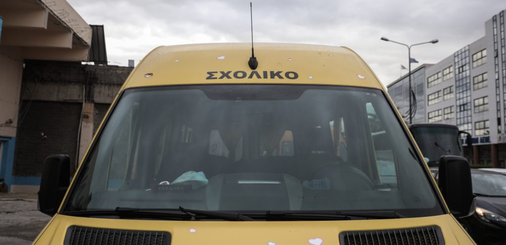 Οδηγός μηχανής πέταξε εν κινήσει σφυρί σε σχολικό λεωφορείο - Αναζητείται ο δράστης