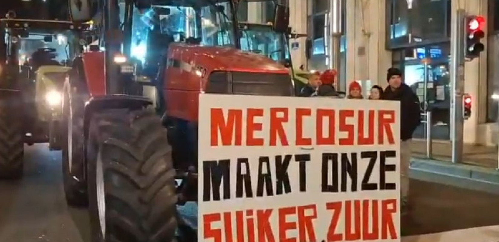 Ευρωπαϊκή κρίση στην αγροτική πολιτική: Χιλιάδες αγρότες και τρακτέρ «κλείνουν» τις Βρυξέλλες (βίντεο)