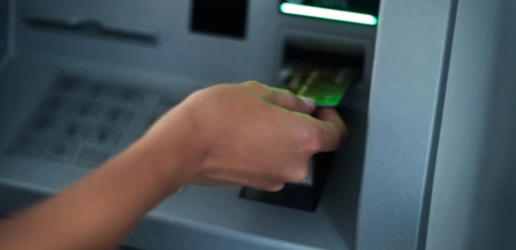 ΕΚΠΟΙΖΩ: Να επιβληθούν οι κυρώσεις για την πρακτική των παράνομων χρεώσεων στους λογαριασμούς καταθέσεων