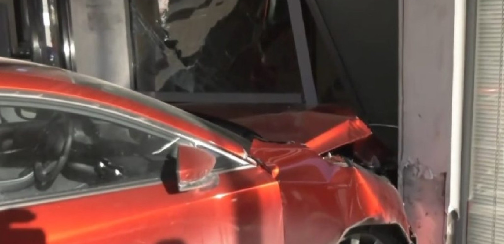 Θεσσαλονίκη: Αυτοκίνητο εξετράπη και «καρφώθηκε» σε είσοδο πολυκατοικίας (βίντεο)