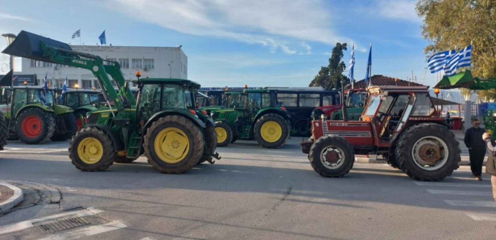 Πάνω από 100 φορτηγά με σιτάρι από την Θεσσαλία στον Βόλο για να στηρίξουν τα αγροτικά μπλόκα στο λιμάνι