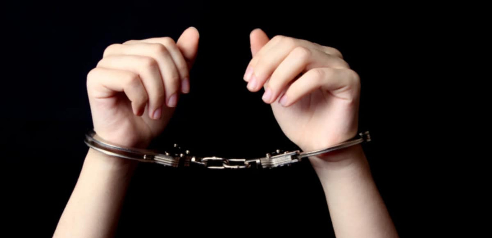 Γλυφάδα: Χειροπέδες σε μητέρα ανηλίκου για τον άγριο βανδαλισμό του 5ου Γυμνασίου