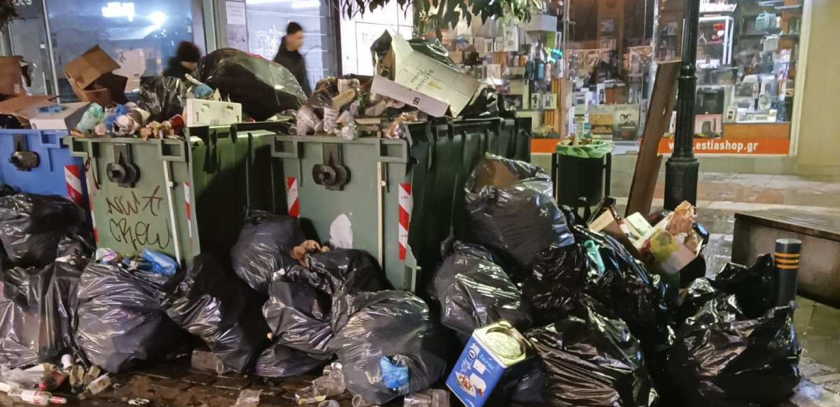 Παρά τη βροχή οι υπάλληλοι του δήμου Θεσσαλονίκης έκανα την πόλη... λαμπίκο (Φωτ.)