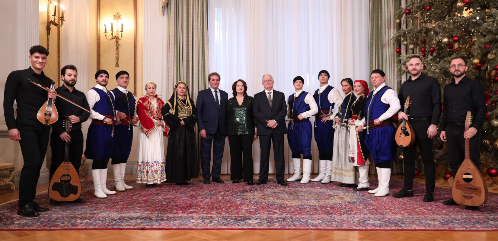 Κ. Τασούλας: Άκουσε τα κάλαντα από την Μπάντα των Ενόπλων Δυνάμεων και την Προεδρική Φρουρά