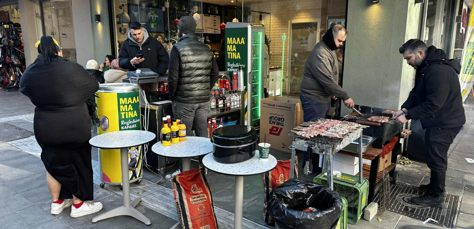 Θεσσαλονίκη: Άναψαν οι φουφούδες στη Βασιλέως Ηρακλείου - Το κέντρο ετοιμάζεται για το μεγάλο πρωτοχρονιάτικο πάρτι