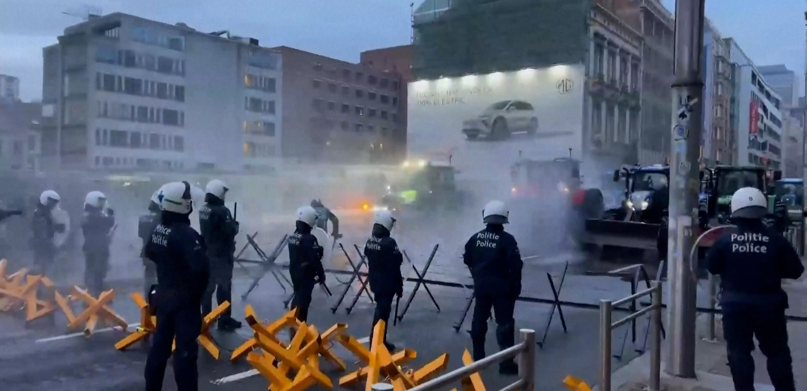 Χάος στις Βρυξέλλες: Επεισόδια και δακρυγόνα στη συγκέντρωση των αγροτών - Δείτε live