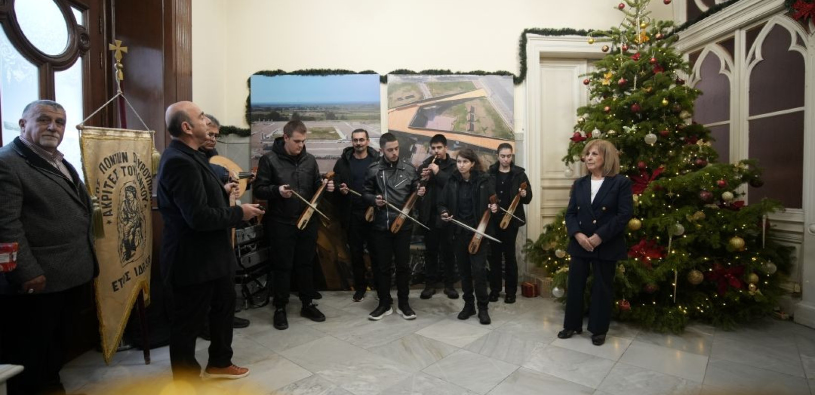 Η Περιφερειάρχης Κεντρικής Μακεδονίας άκουσε τα κάλαντα από την Φιλαρμονική