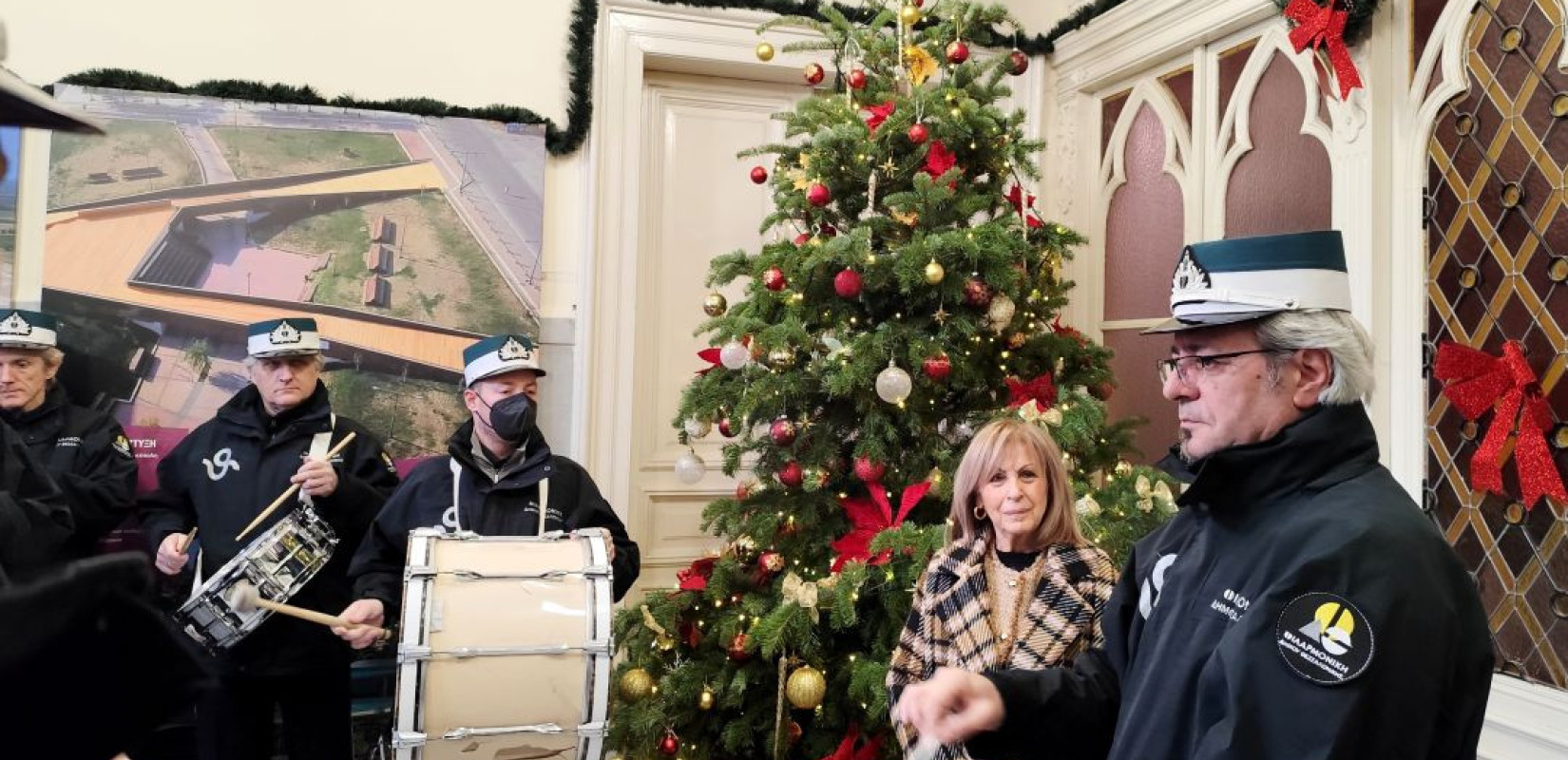 Η Περιφερειάρχης Κεντρικής Μακεδονίας άκουσε τα κάλαντα από τη Φιλαρμονική και το Γ' Σώμα Στρατού