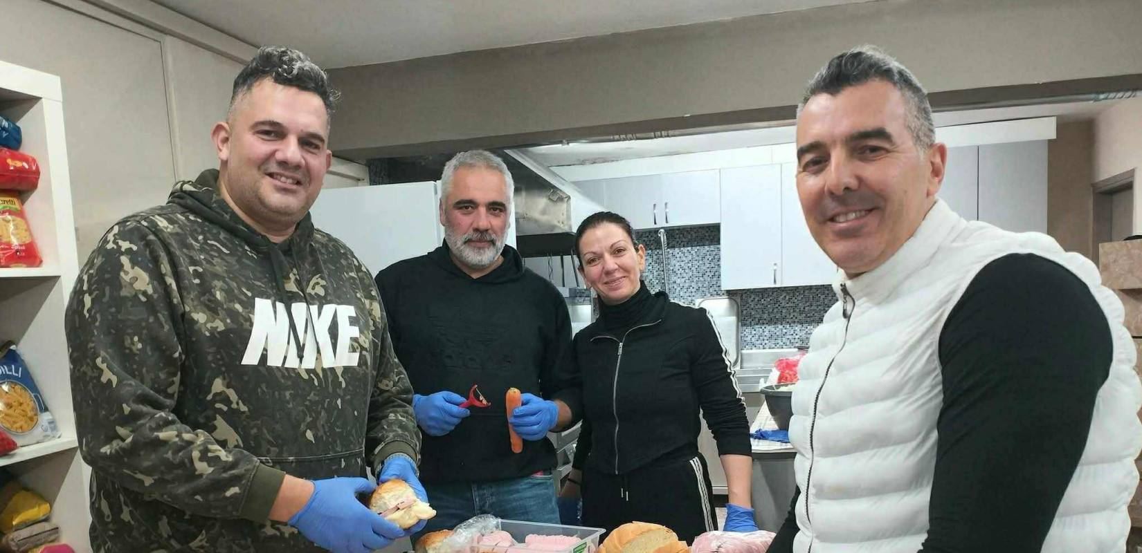 Θεσσαλονίκη: Χριστουγεννιάτικο γεύμα σε άστεγους με τη βοήθεια αστυνομικών