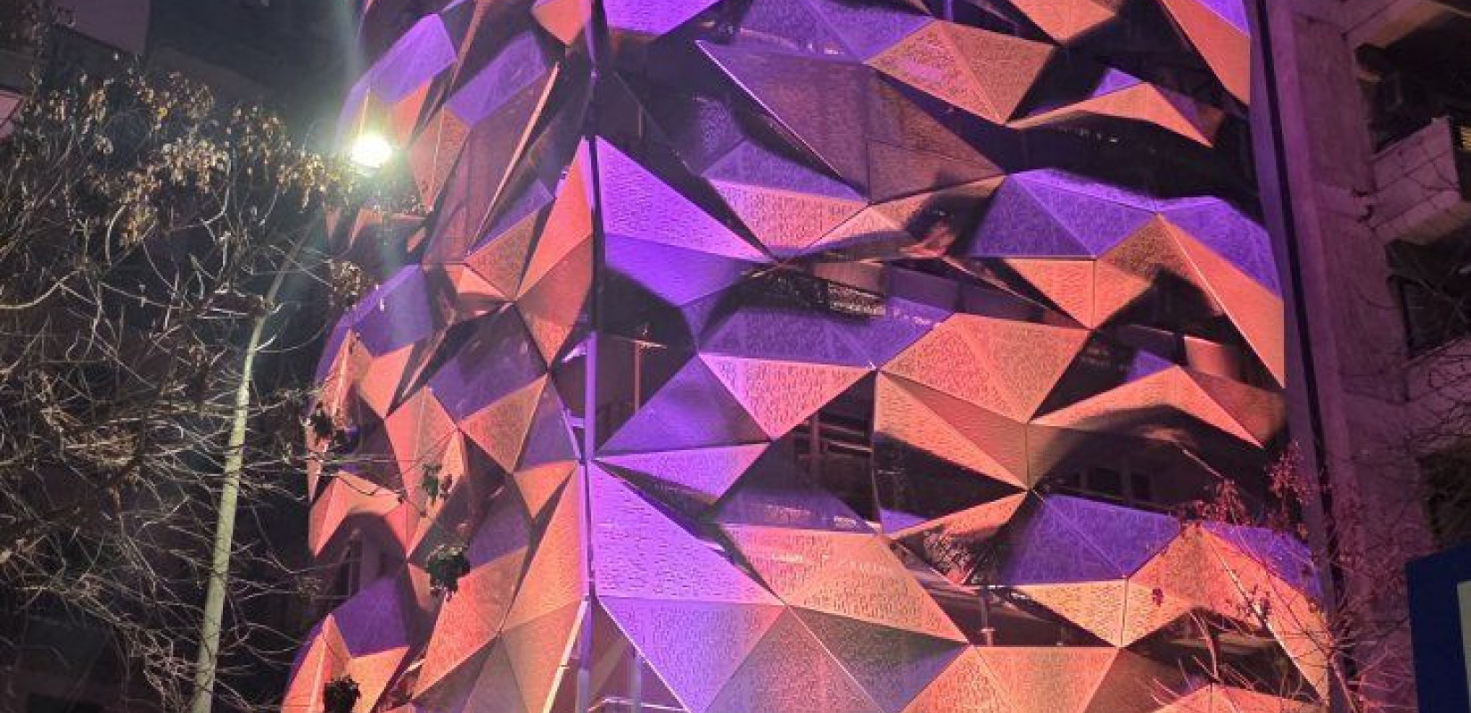 Θεσσαλονίκη: Φωτίστηκε για πρώτη φορά το νέο κτίριο της ΕΥΑΘ Παγίων - Εντυπωσιακές εικόνες