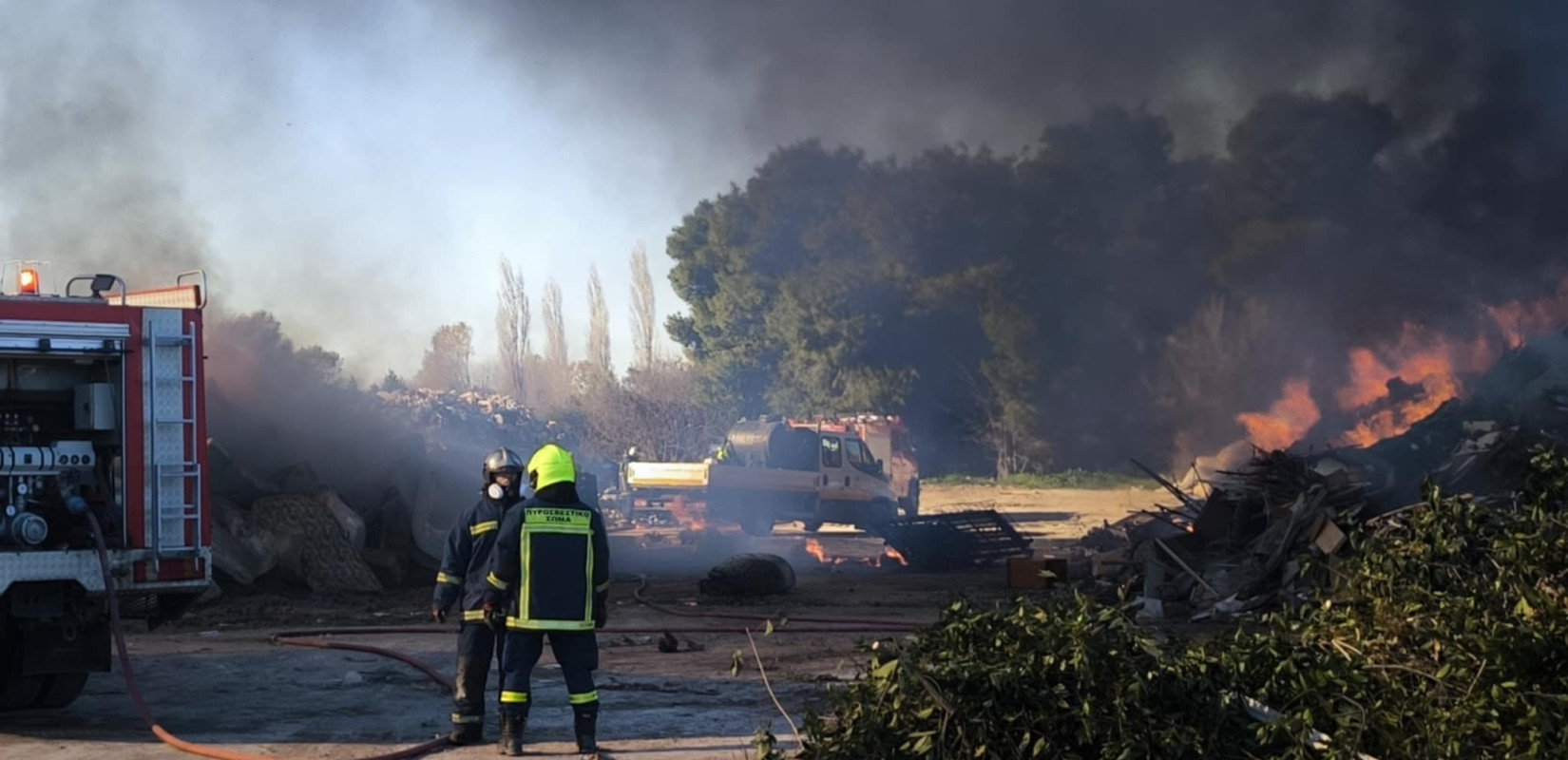 Θεσσαλονίκη: Βελτιωμένη εικόνα στη φωτιά στη Μίκρα - Χρειάζεται χρόνος λόγω του μεγάλου όγκου των σκουπιδιών
