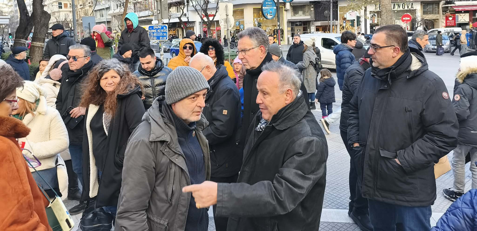 Θεσσαλονίκη: Με ευχές και χαμόγελα η βόλτα του Αγγελούδη στο κέντρο (βίντεο)