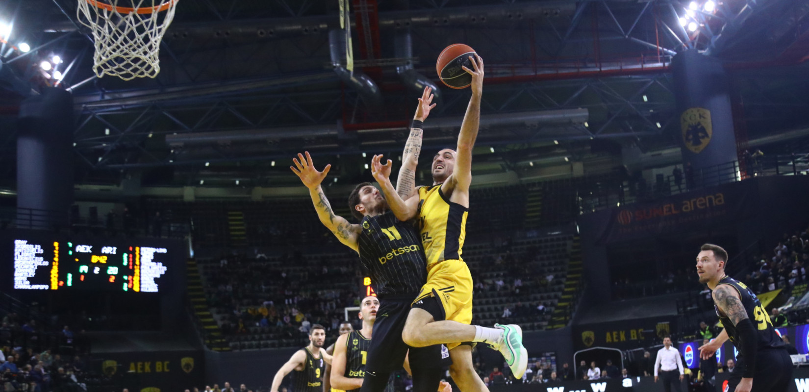 Μπάσκετ: Η ΑΕΚ λύγισε τον Άρη μετά από μεγάλη μάχη (βίντεο)