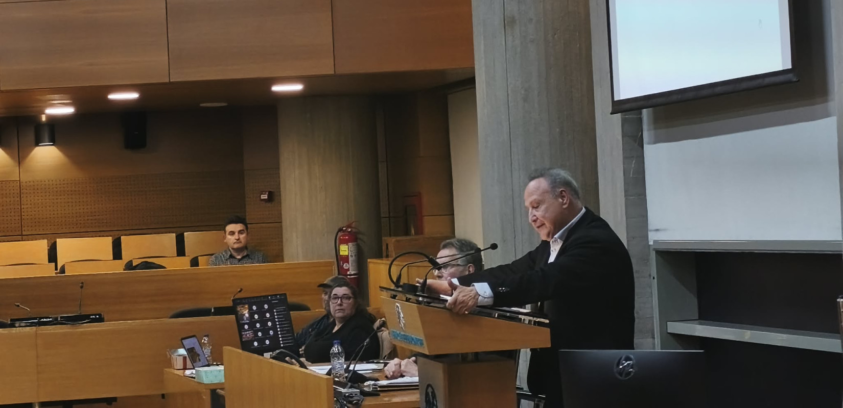 Αγγελούδης κατά Ζέρβα στη συζήτηση για τον προϋπολογισμό: Αυτοί που έβαζαν τέλη εισόδου στις πολυκατοικίες μας κουνάνε το δάχτυλο