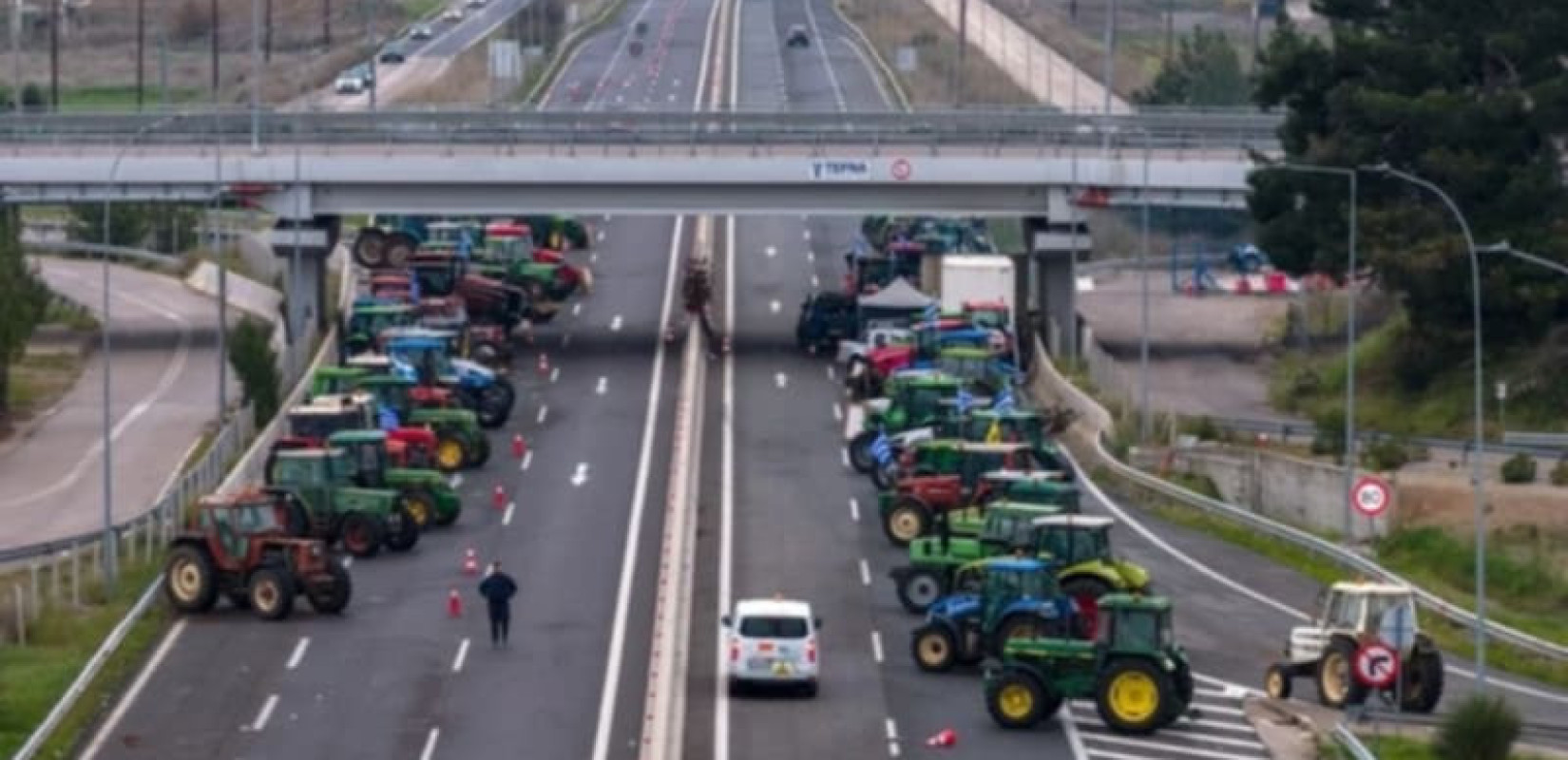 Μπλόκα αγροτών στις εθνικές οδούς: Σε ισχύ κυκλοφοριακές αλλαγές – Η έκκληση της ΕΛ.ΑΣ. προς τους εκδρομείς