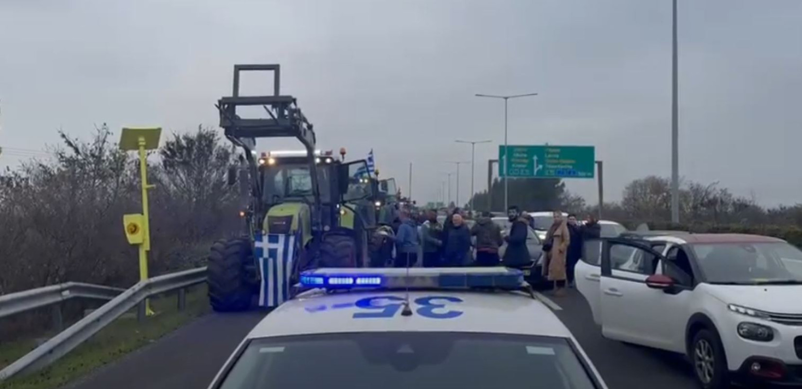 Αμετακίνητα τα τρακτέρ στα Τέμπη: Συνεχίζεται ο αποκλεισμός των σηράγγων