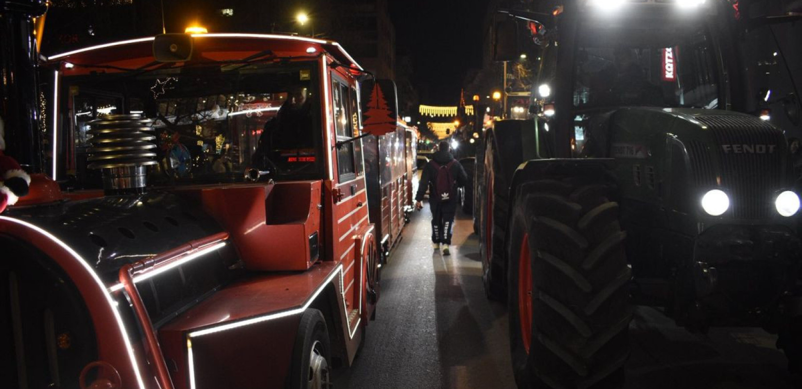 Πηγή φωτογραφίας: https://www.onlarissa.gr/2025/12/29/me-trakter-xana-sto-kentro-tis-larisas-oi-agrotes-minyma-agona-kai-kalesma-stirixis-apo-tin-kentriki-plateia-foto-vinteo/