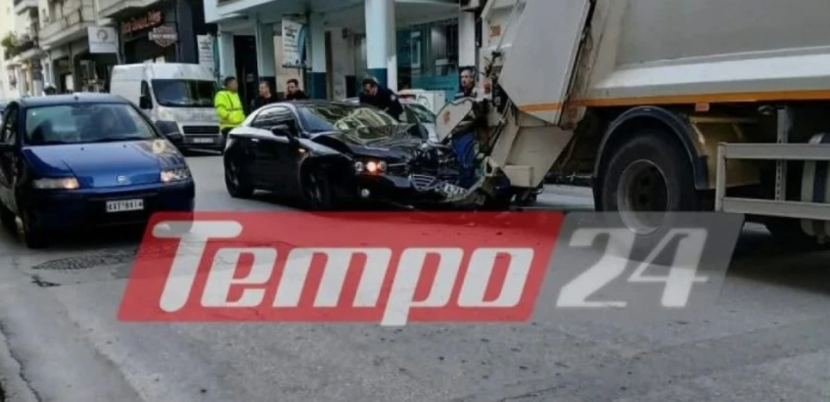 Πάτρα: Αυτοκίνητο «καρφώθηκε» σε απορριμματοφόρο- Στο νοσοκομείο ένας υπάλληλος καθαριότητας