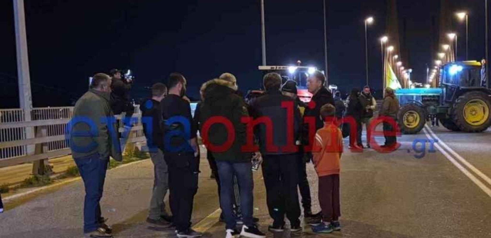 Αγρότες Θεσσαλίας: Έκλεισαν την Υψηλή Γέφυρα της Χαλκίδας (βίντεο)