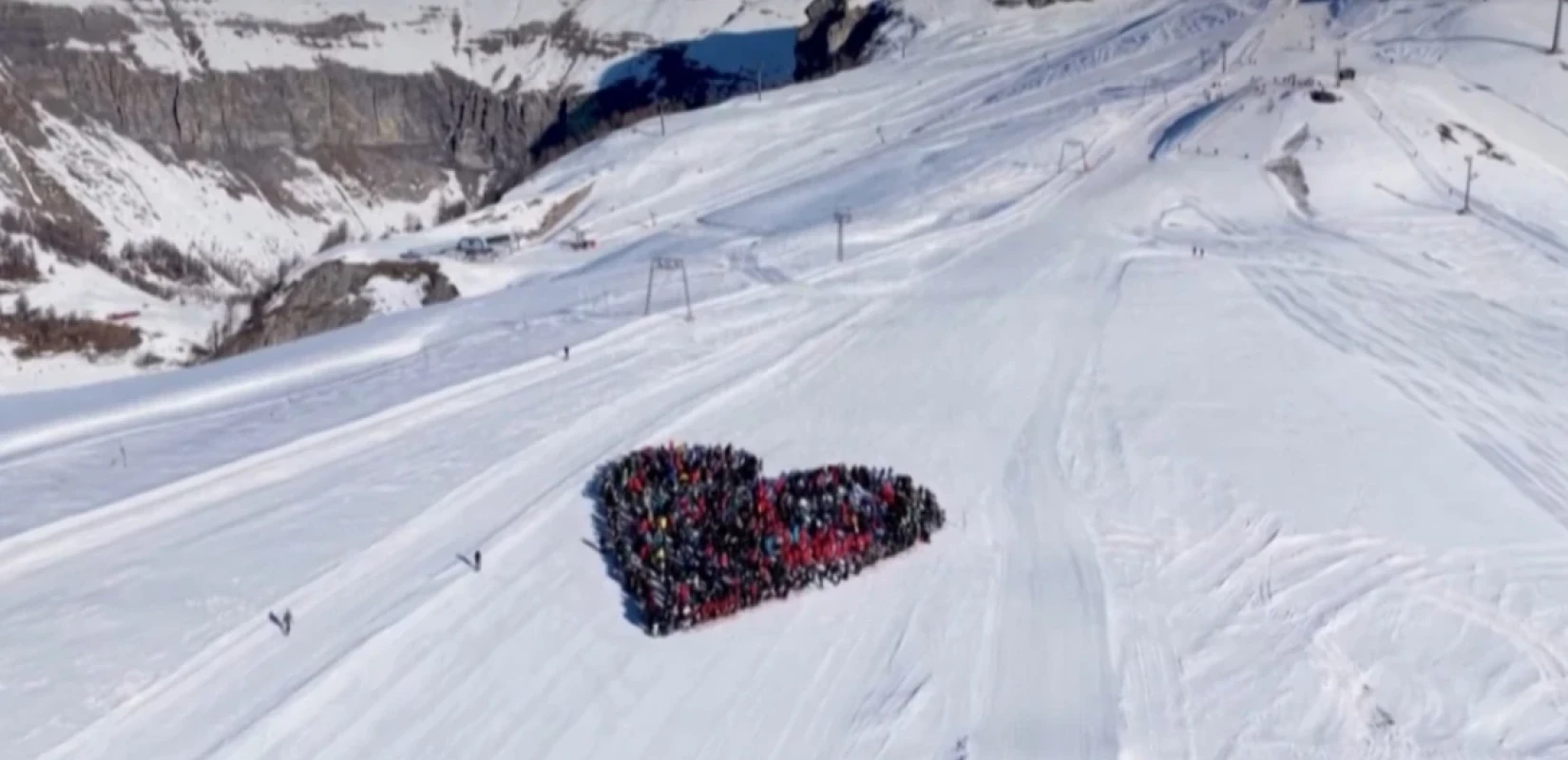 Σκιέρ σχημάτισαν καρδιά στο χιόνι για τα θύματα της φονικής πυρκαγιάς στο Κραν Μοντανά