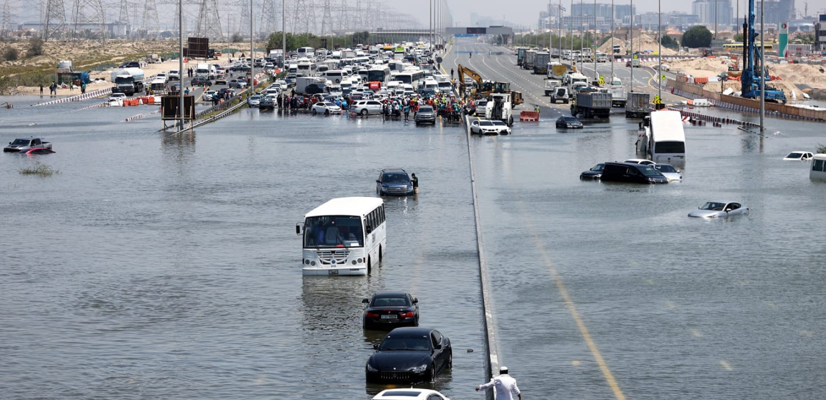 Σφοδρή κακοκαιρία πλήττει το Ντουμπάι και το Άμπου Ντάμπι - Δεκάδες πτήσεις ακυρώθηκαν (βίντεο)