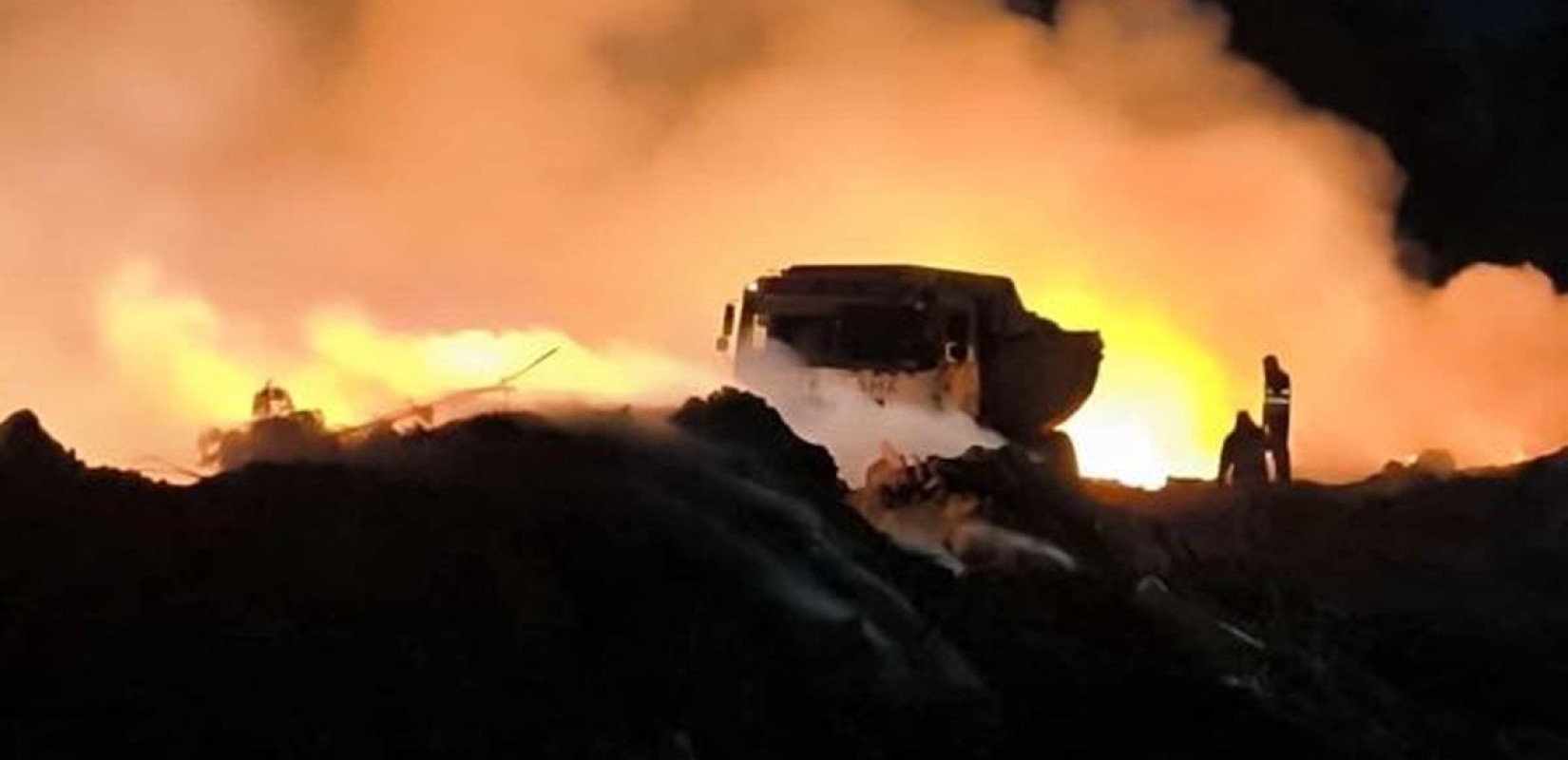 Θεσσαλονίκη: Καλύτερη η εικόνα στη φωτιά στη Μίκρα - Συνεχίζεται και τη νύχτα η προσπάθεια με ρίψεις άμμου (βίντεο)