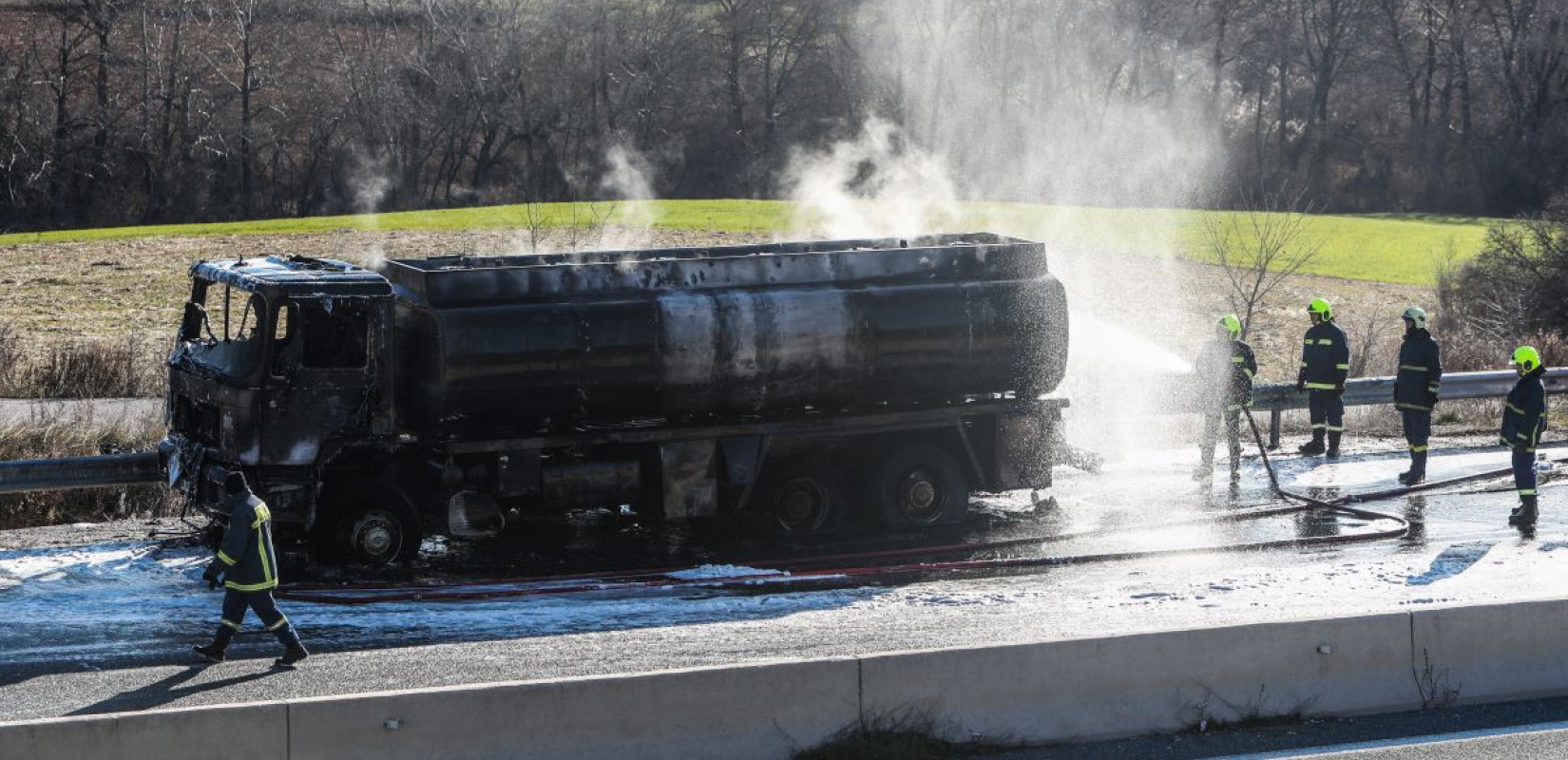 Υπό έλεγχο η φωτιά σε βυτιοφόρο στην Εθνική Θεσσαλονίκης - Σερρών