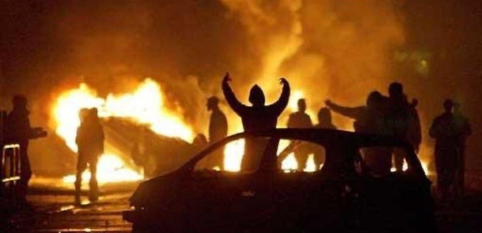 Γαλλία: 505 προσαγωγές και πάνω από 1.000 καμένα οχήματα τη νύχτα της Πρωτοχρονιάς (βίντεο)