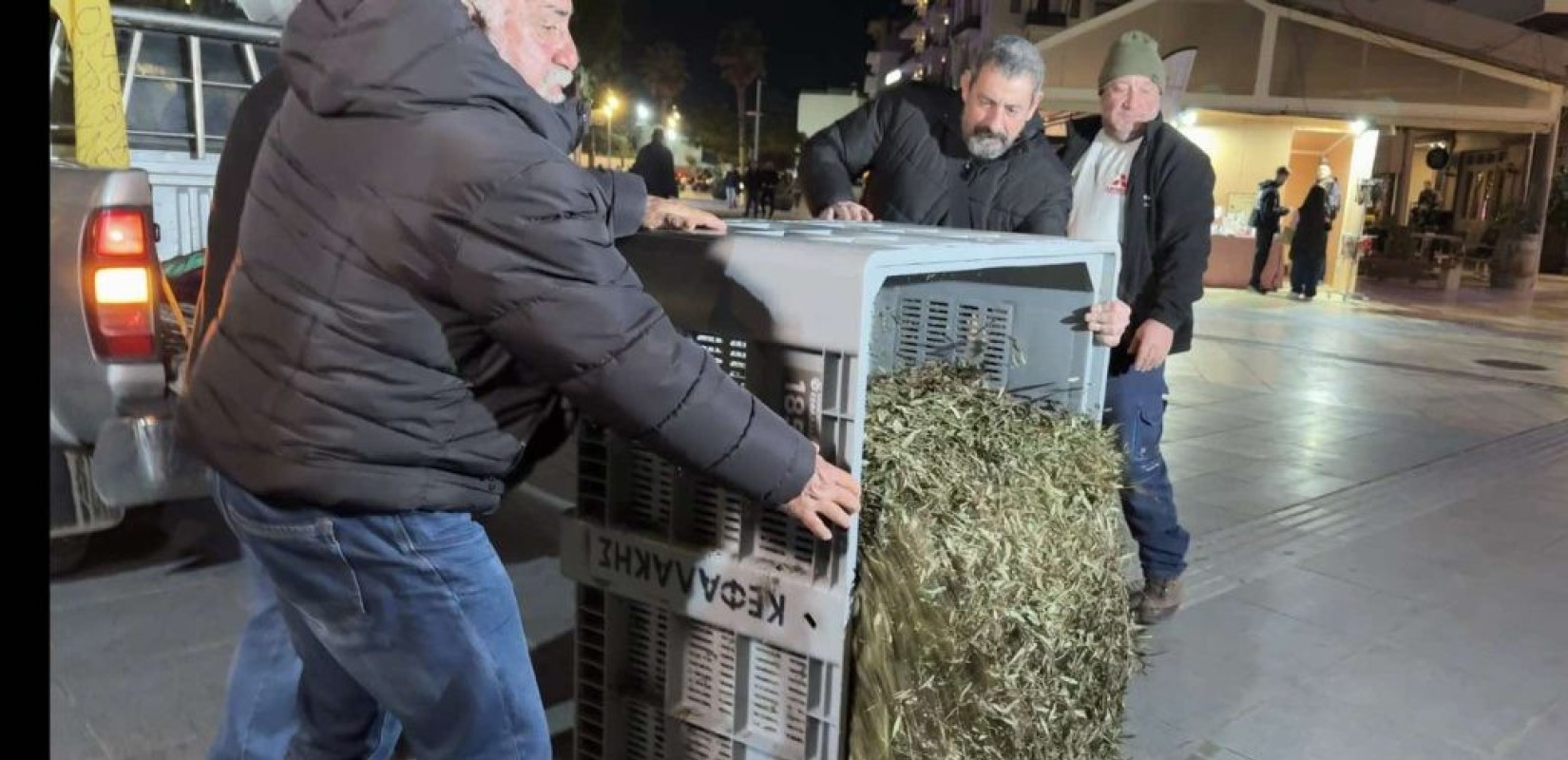 Ηράκλειο: Συμβολική διαμαρτυρία αγροτών στα γραφεία της Περιφέρειας – Έριξαν φύλλα ελιάς στην πλατεία