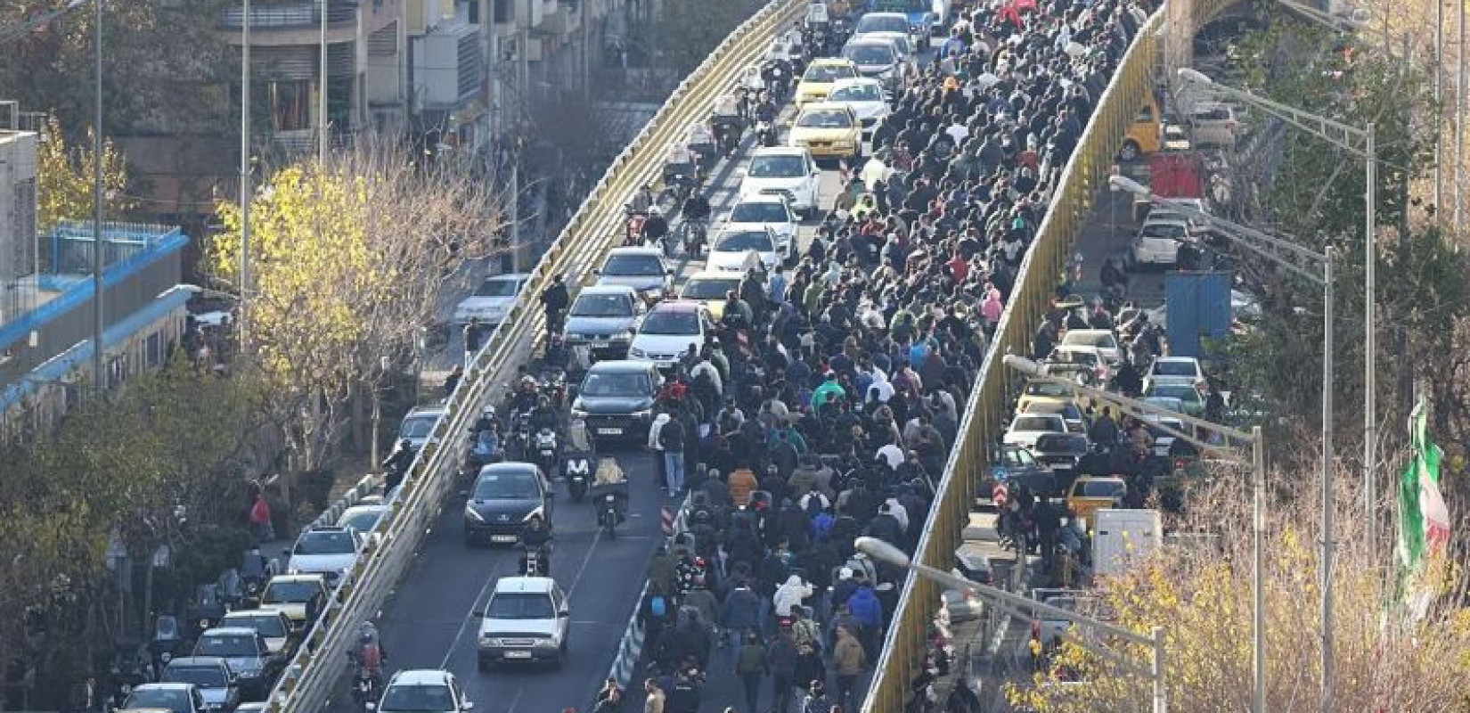 Μαζικές διαδηλώσεις στο Ιράν: Συγκρούσεις με τις δυνάμεις ασφαλείας και ένας νεκρός