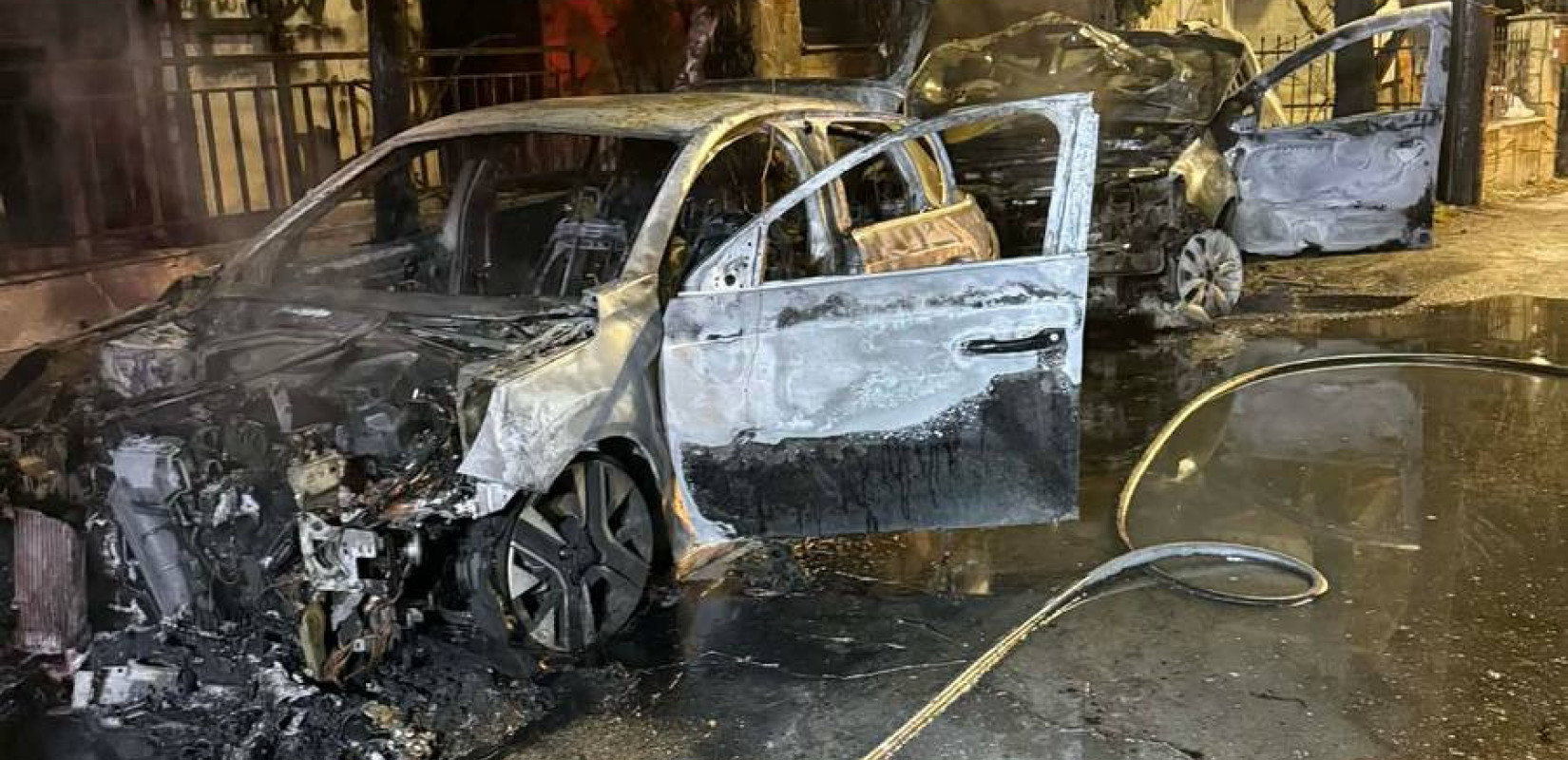 Θεσσαλονίκη: Παρανάλωμα του πυρός δύο αυτοκίνητα στην Πυλαία