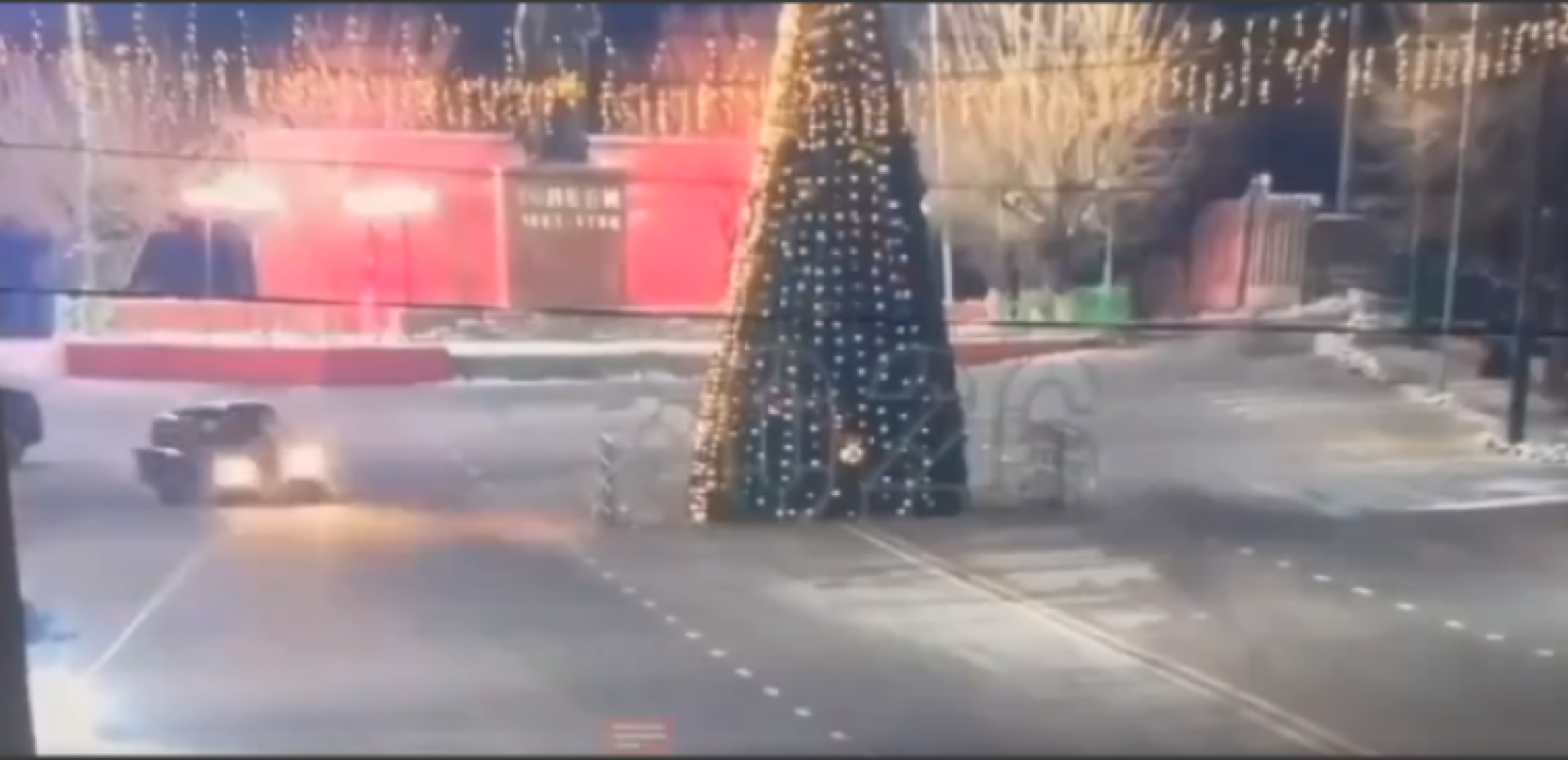 Καζακστάν: Οδηγός έκανε φιγούρες σε πλατεία και γκρέμισε το 12μετρο χριστουγεννιάτικο δέντρο (βίντεο)