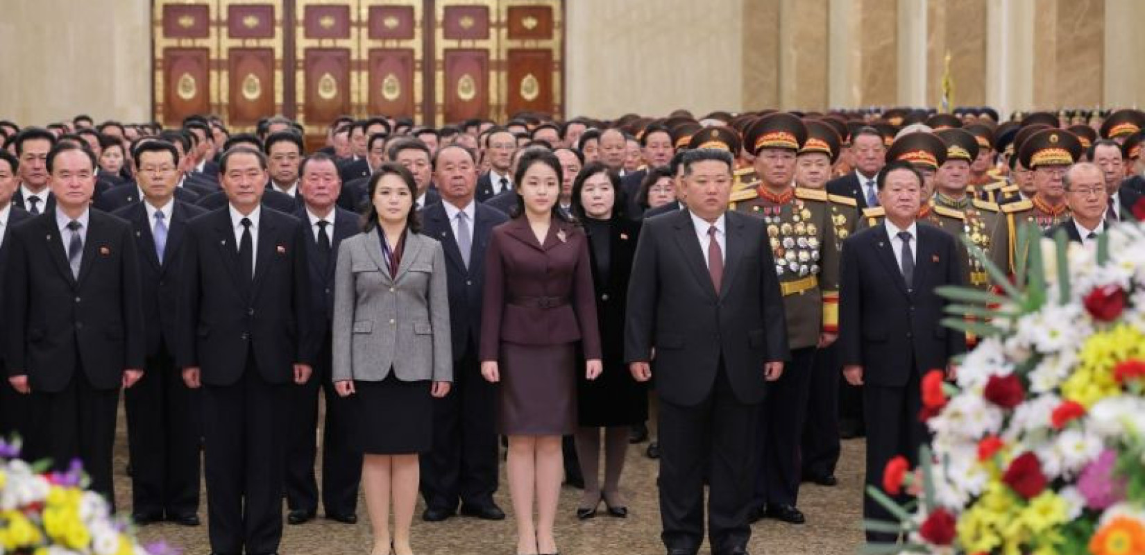 Η κόρη του Κιμ Γιονγκ Ουν στο οικογενειακό μαυσωλείο - Σημάδι προετοιμασίας για τη διαδοχή;