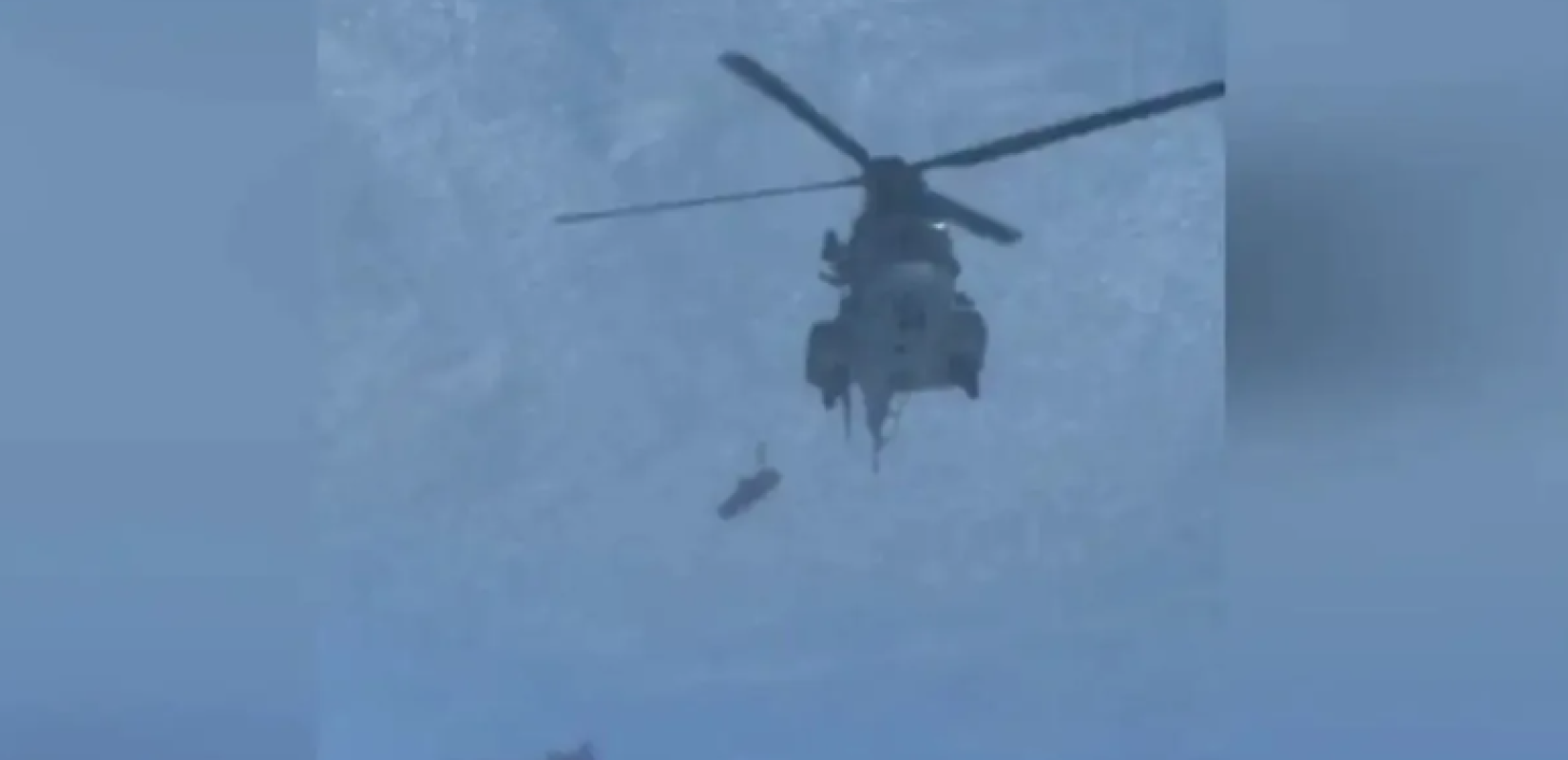 Συγκλονίζει το βίντεο από την ανάσυρση και τη μεταφορά των θυμάτων με ελικόπτερο από τα Βαρδούσια